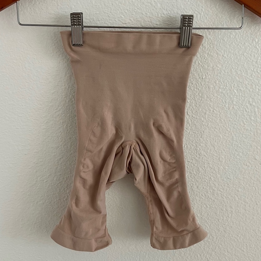 NWOT SKIMS Sculping shorts.